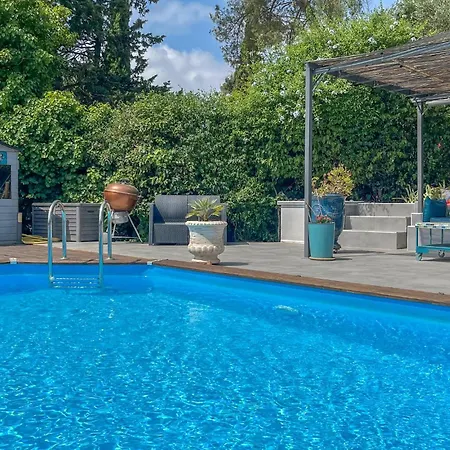 Piscine Et Jacuzzi *
