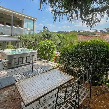Piscine Et Jacuzzi *